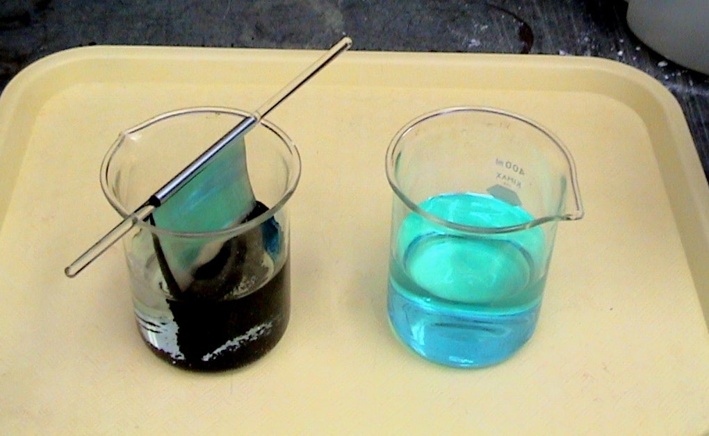 Взаимодействие железа с раствором сульфата меди 2. Раствор сульфата меди. Медный купорос цвет раствора. Сульфат меди 2 цвет. Медный купорос и цинк реакция.