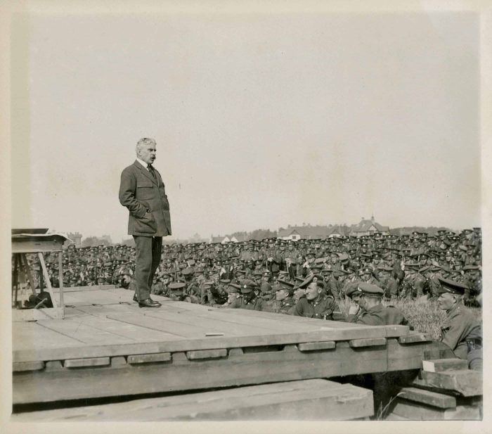 Sir Robert Borden addresses the troops. (EM-0591C/Canadian War Museum)